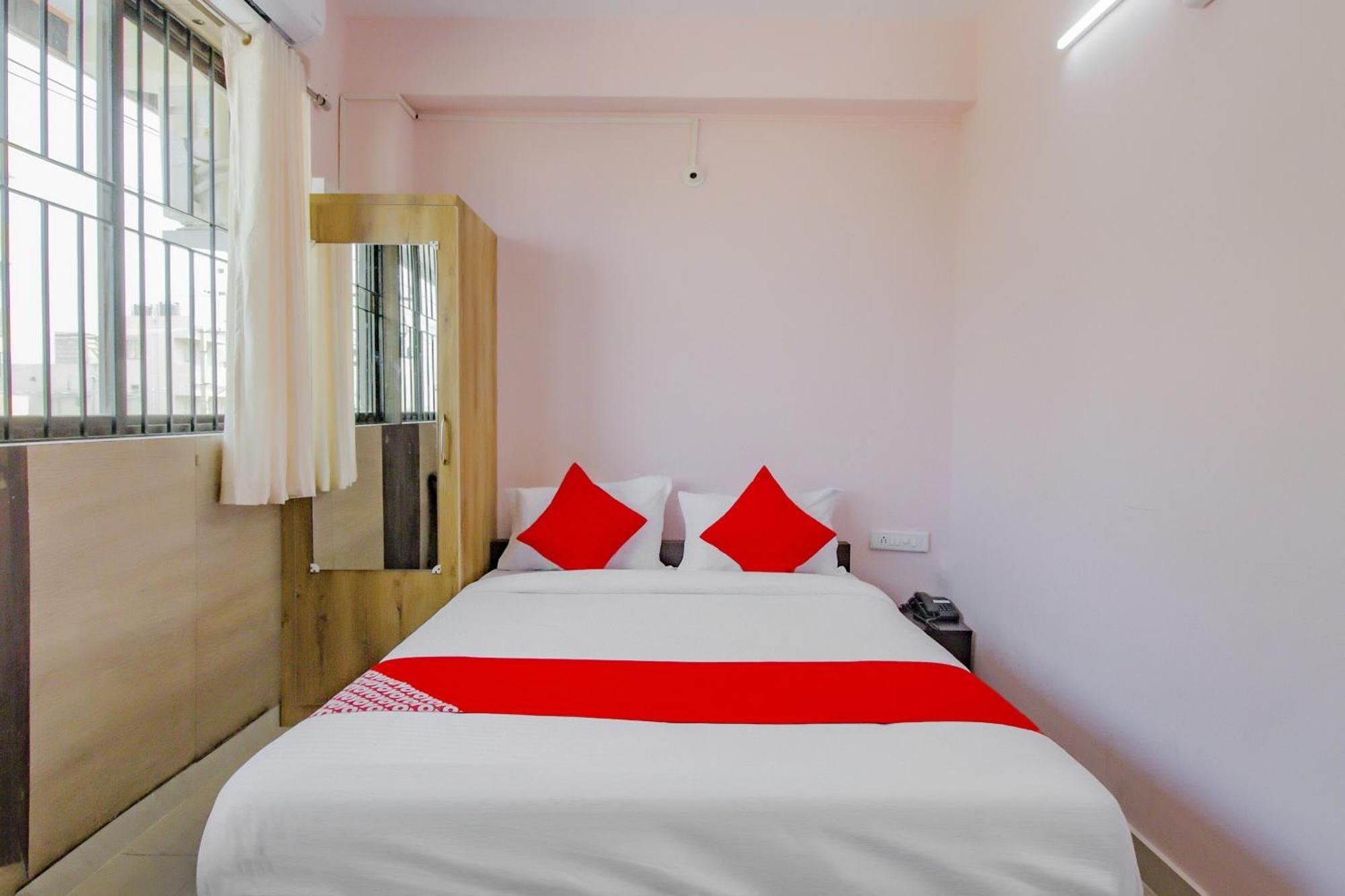 Oyo 79181 Sri Dhanalakshmi Boarding & Lodging Бангалор Экстерьер фото