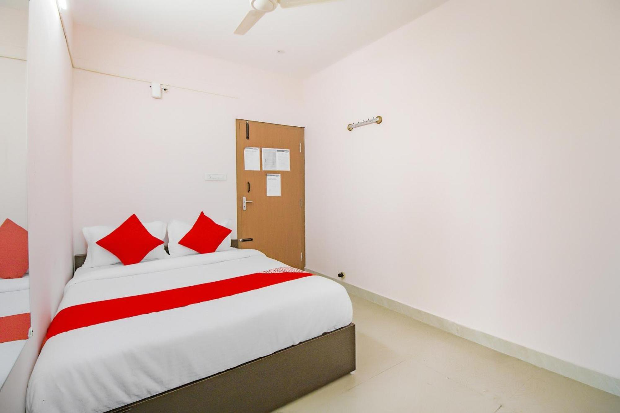 Oyo 79181 Sri Dhanalakshmi Boarding & Lodging Бангалор Экстерьер фото